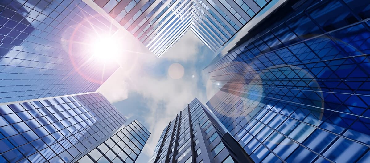 Varanda de casa de luxo com portas de esquadria de alumínio, muito arborizada com uma piscina ao meio