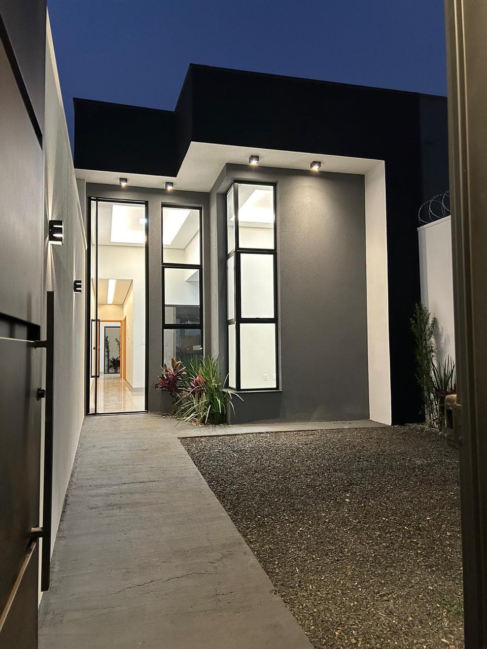 Esquadrias modernas em casa contemporânea